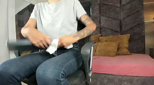 Snapshot of LauraaGomezz__ chatting on January 26, 2:03 am LauraaGomezz online show from January 26, 2:03 am