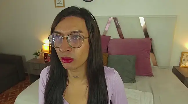 Snapshot of LauraaGomezz__ chatting on February 26, 1:32 am LauraaGomezz online show from February 26, 1:32 am