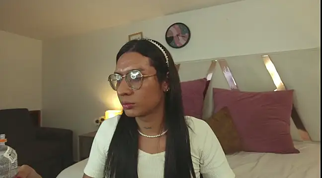 Snapshot of LauraaGomezz__ chatting on March 1, 1:43 am LauraaGomezz online show from March 1, 1:43 am