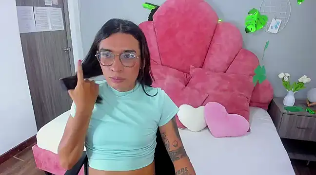 Snapshot of LauraaGomezz__ chatting on March 17, 10:28 pm LauraaGomezz online show from March 17, 10:28 pm