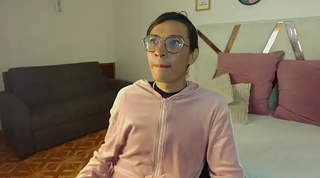 Snapshot of LauraaGomezz__ chatting on March 22, 1:32 am LauraaGomezz online show from March 22, 1:32 am