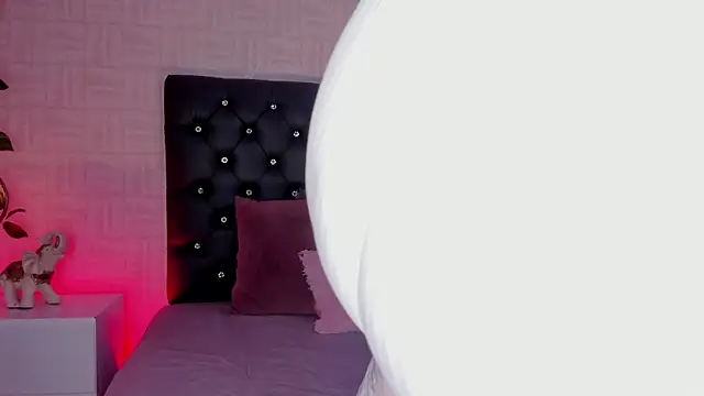 Hannah Jonhson online show from February 1, 3:50 pm