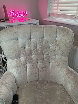 MakemeMillie1 online show from November 4, 7:18 am