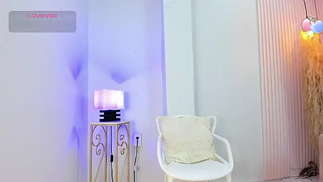 Snapshot of alana_rossetti chatting on June 27, 12:10 pm alana rossetti online show from June 27, 12:10 pm