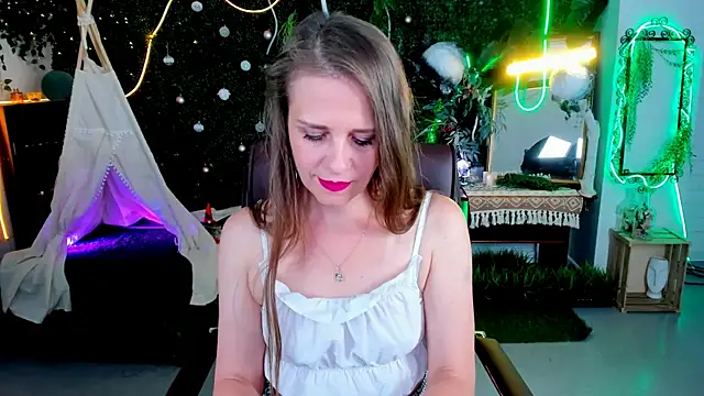 Snapshot of EmiliaBedy chatting on May 13, 9:17 am EmiliaBedy online show from May 13, 9:17 am