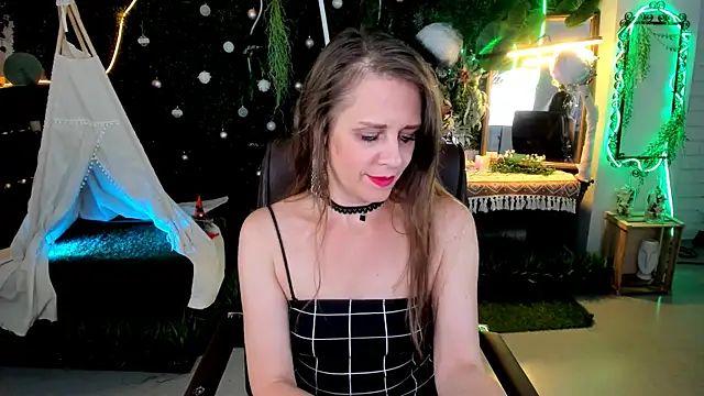 Snapshot of EmiliaBedy chatting on June 15, 9:44 am EmiliaBedy online show from June 15, 9:44 am