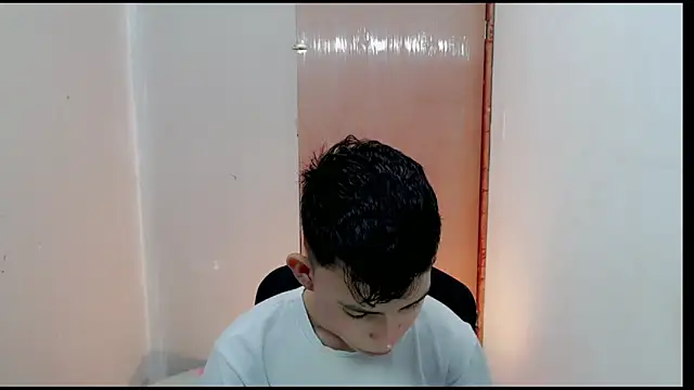 Snapshot of Alexxx_lov chatting on February 6, 12:26 pm Alexxx lov online show from February 6, 12:26 pm