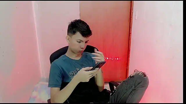 Snapshot of Alexxx_lov chatting on February 10, 12:39 pm Alexxx lov online show from February 10, 12:39 pm