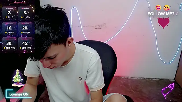 Snapshot of Alexxx_lov chatting on December 18, 1:06 pm Alexxx lov online show from December 18, 1:06 pm