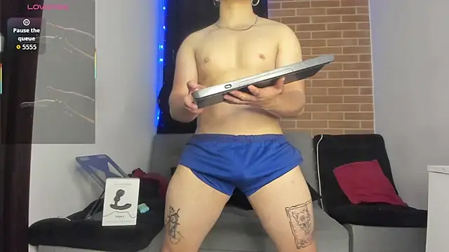 Snapshot of DavidX_X21_Strip chatting on December 21, 7:48 am DavidX X21 Strip online show from December 21, 7:48 am