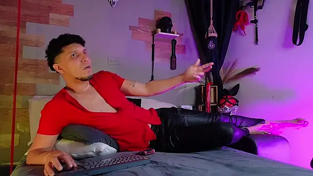 Snapshot of AngeloColleen chatting on November 29, 8:45 pm AngeloColleen online show from November 29, 8:45 pm