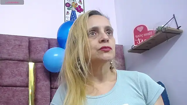 VICTORIAHANK  online show from April 27, 7:45 pm