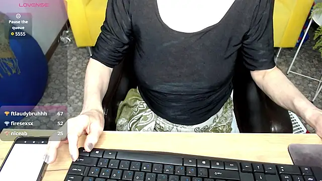 Snapshot of SexyGrandma_ chatting on February 25, 12:47 am SexyGrandma  online show from February 25, 12:47 am