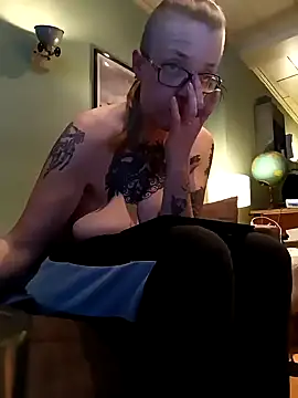 Snapshot of Astrid-Gilbert chatting on February 14, 9:43 pm Astrid-Gilbert online show from February 14, 9:43 pm