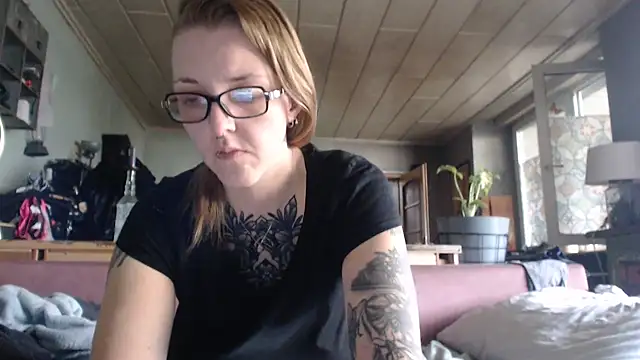 Snapshot of Astrid-Gilbert chatting on February 21, 11:11 am Astrid-Gilbert online show from February 21, 11:11 am