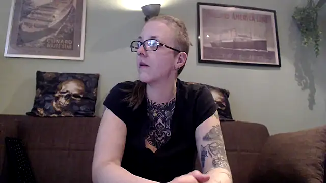 Snapshot of Astrid-Gilbert chatting on March 7, 7:38 pm Astrid-Gilbert online show from March 7, 7:38 pm