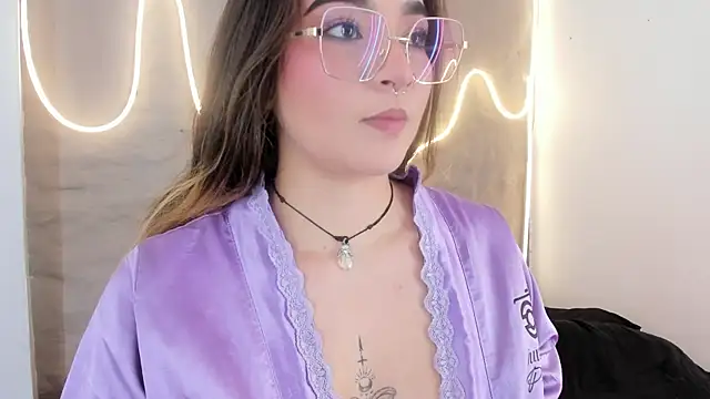 Shanntal  online show from February 19, 7:43 pm