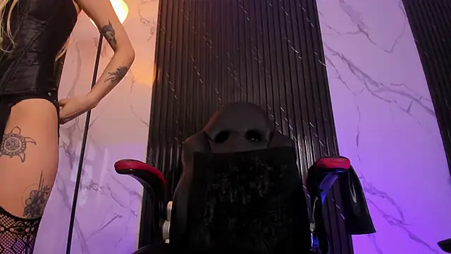 Snapshot of SadieManson_ chatting on March 7, 1:07 pm SadieManson online show from March 7, 1:07 pm