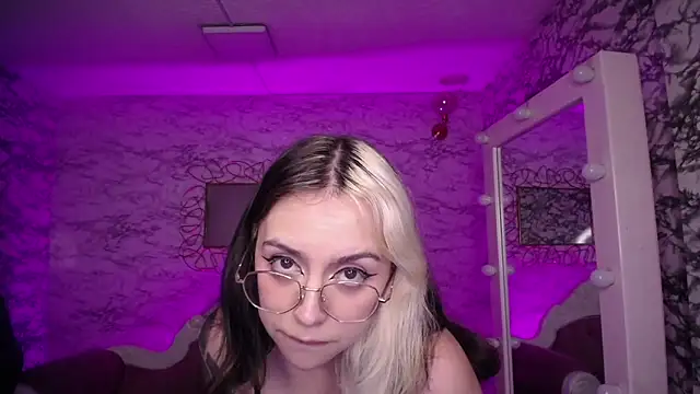 Hela v online show from March 3, 6:55 pm