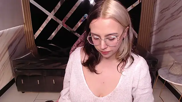 Hela v online show from March 10, 6:12 pm