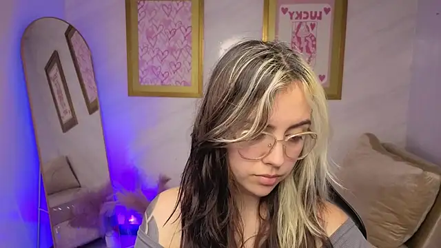 Hela v online show from December 4, 8:06 pm