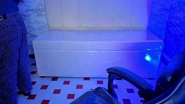 Hela v online show from April 8, 1:00 pm