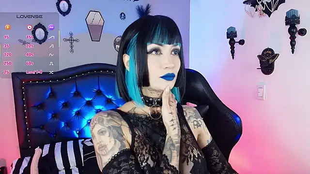 Snapshot of IsisRaichuu_ chatting on January 13, 7:19 pm IsisRaichuu online show from January 13, 7:19 pm