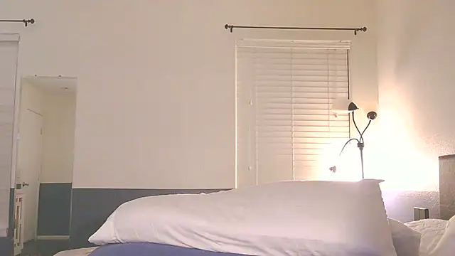 Snapshot of MilfRayne chatting on February 10, 9:04 am MilfRayne online show from February 10, 9:04 am