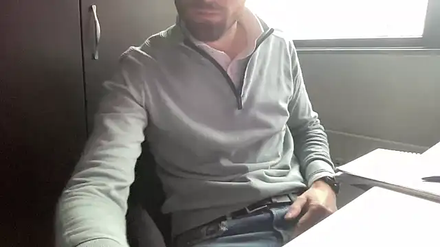 Snapshot of bullyboyy chatting on December 23, 10:13 am bullyboyy online show from December 23, 10:13 am