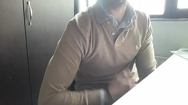 Snapshot of bullyboyy chatting on February 19, 12:01 pm bullyboyy online show from February 19, 12:01 pm