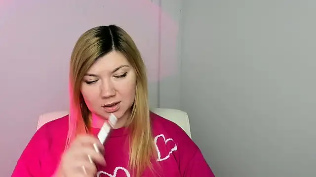 Snapshot of Lola_moree chatting on February 5, 12:27 pm Lola moree online show from February 5, 12:27 pm
