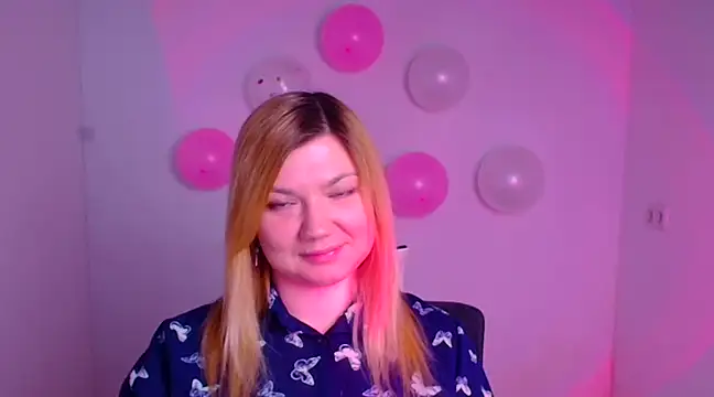 Snapshot of Lola_moree chatting on February 15, 6:23 am Lola moree online show from February 15, 6:23 am