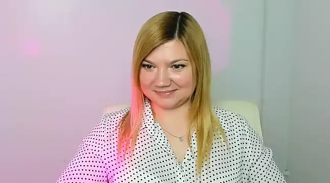 Snapshot of Lola_moree chatting on March 14, 3:25 pm Lola moree online show from March 14, 3:25 pm