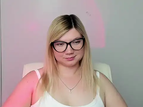 Snapshot of Lola_moree chatting on September 14, 11:42 am Lola moree online show from September 14, 11:42 am
