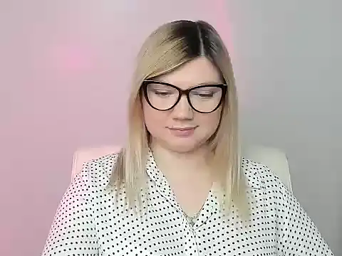 Snapshot of Lola_moree chatting on October 19, 11:44 am Lola moree online show from October 19, 11:44 am
