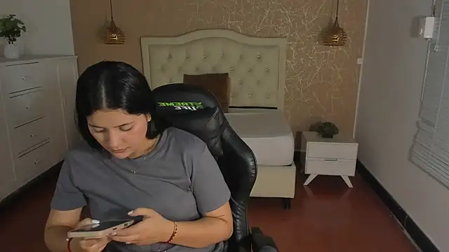 Snapshot of Hadley_ chatting on October 26, 1:00 am Hadley online show from October 26, 1:00 am