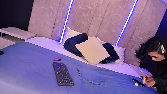 AliDiaz  online show from March 18, 12:05 am