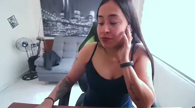 Snapshot of kamila_lovee chatting on February 12, 7:13 pm kamila lovee online show from February 12, 7:13 pm