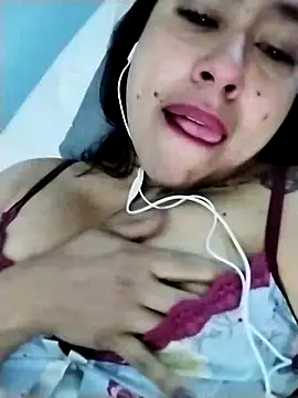 Snapshot of kamila_lovee chatting on February 13, 4:11 am kamila lovee online show from February 13, 4:11 am