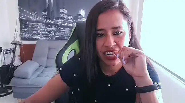 Snapshot of kamila_lovee chatting on February 17, 5:53 pm kamila lovee online show from February 17, 5:53 pm