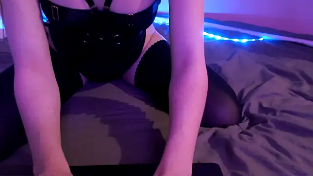 Snapshot of AliceFeet chatting on March 19, 1:54 am AliceFeet online show from March 19, 1:54 am