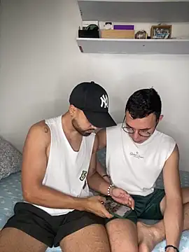 Snapshot of hornytwins15 chatting on February 15, 8:22 pm hornytwins15 online show from February 15, 8:22 pm