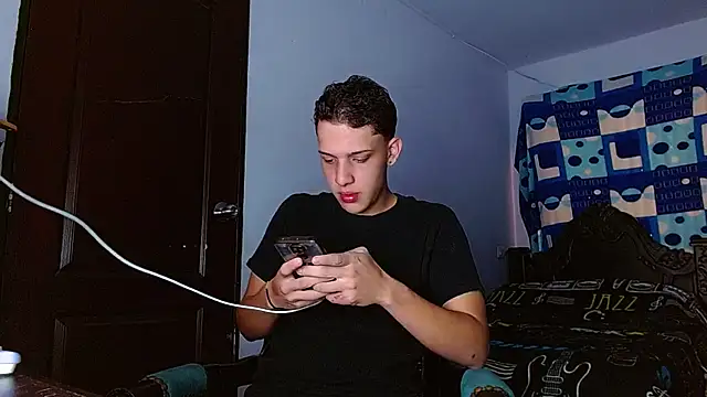 Snapshot of Thomas_May4rs chatting on December 1, 3:39 pm Thomas May4rs online show from December 1, 3:39 pm