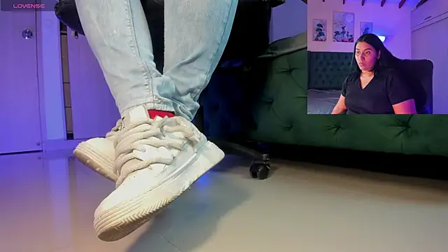 Snapshot of aleya_bliss chatting on November 28, 3:53 am aleya bliss online show from November 28, 3:53 am