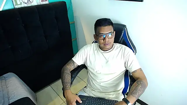 Snapshot of Saipadpuer30 chatting on February 16, 1:03 am Saipadpuer30 online show from February 16, 1:03 am