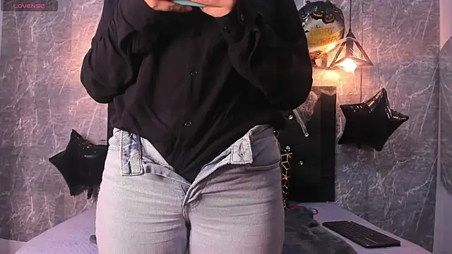 Snapshot of emberhodson chatting on October 18, 12:28 pm emberhodson online show from October 18, 12:28 pm