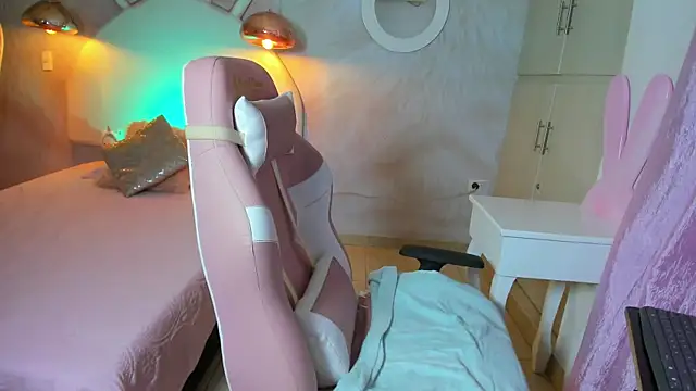 NAUGHTY ALANA  online show from February 13, 3:24 pm