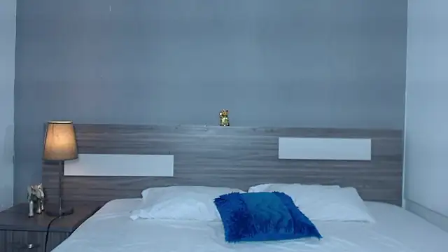 Liiamthompson online show from October 15, 9:31 am