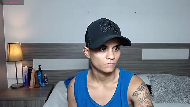 Liiamthompson online show from December 18, 9:15 am