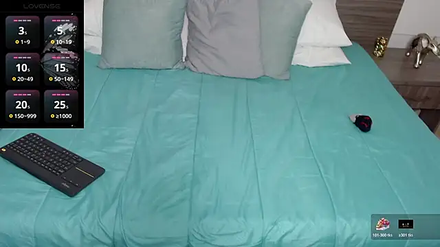 Liiamthompson online show from March 29, 9:31 am